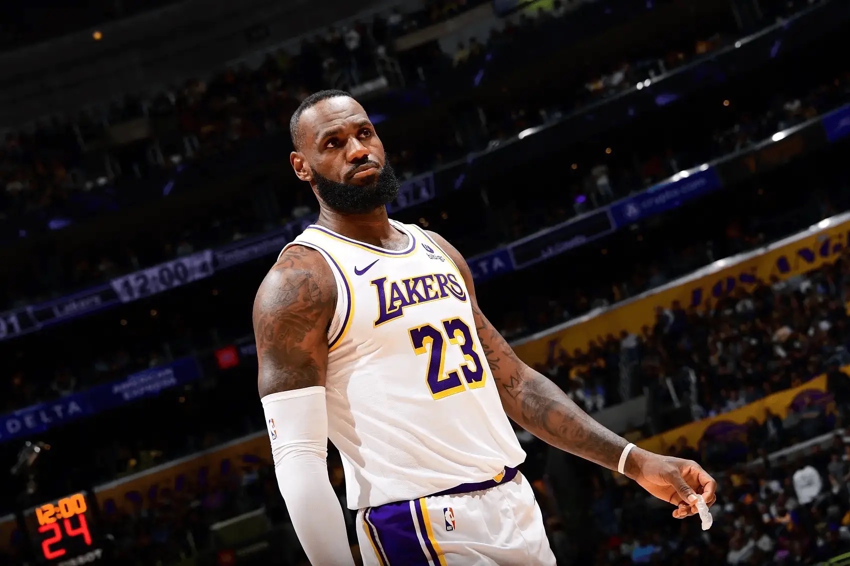 关于詹姆斯重返赛场，大比分获胜首场状态出色，独行侠观众沸腾！的信息